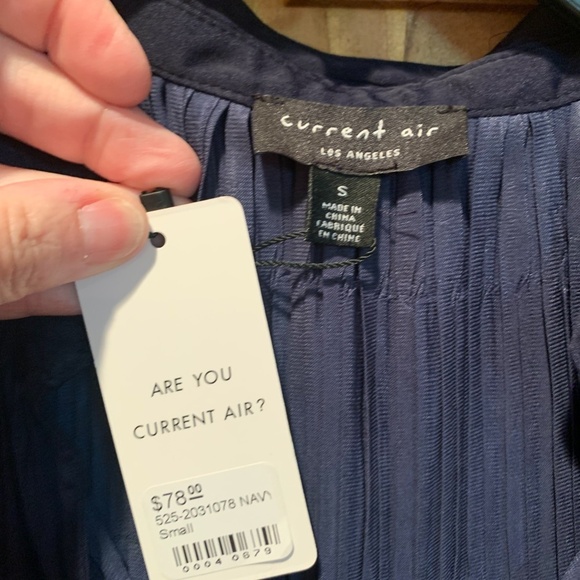 Current Air Sleeveless Pleated V-neck Blouse in Navy Small NWT - Picture 4 of 6